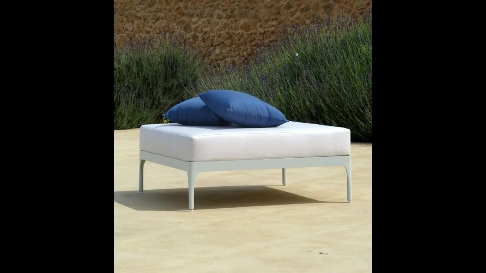 Pouf Infinity in tessuto e alluminio di Ethimo