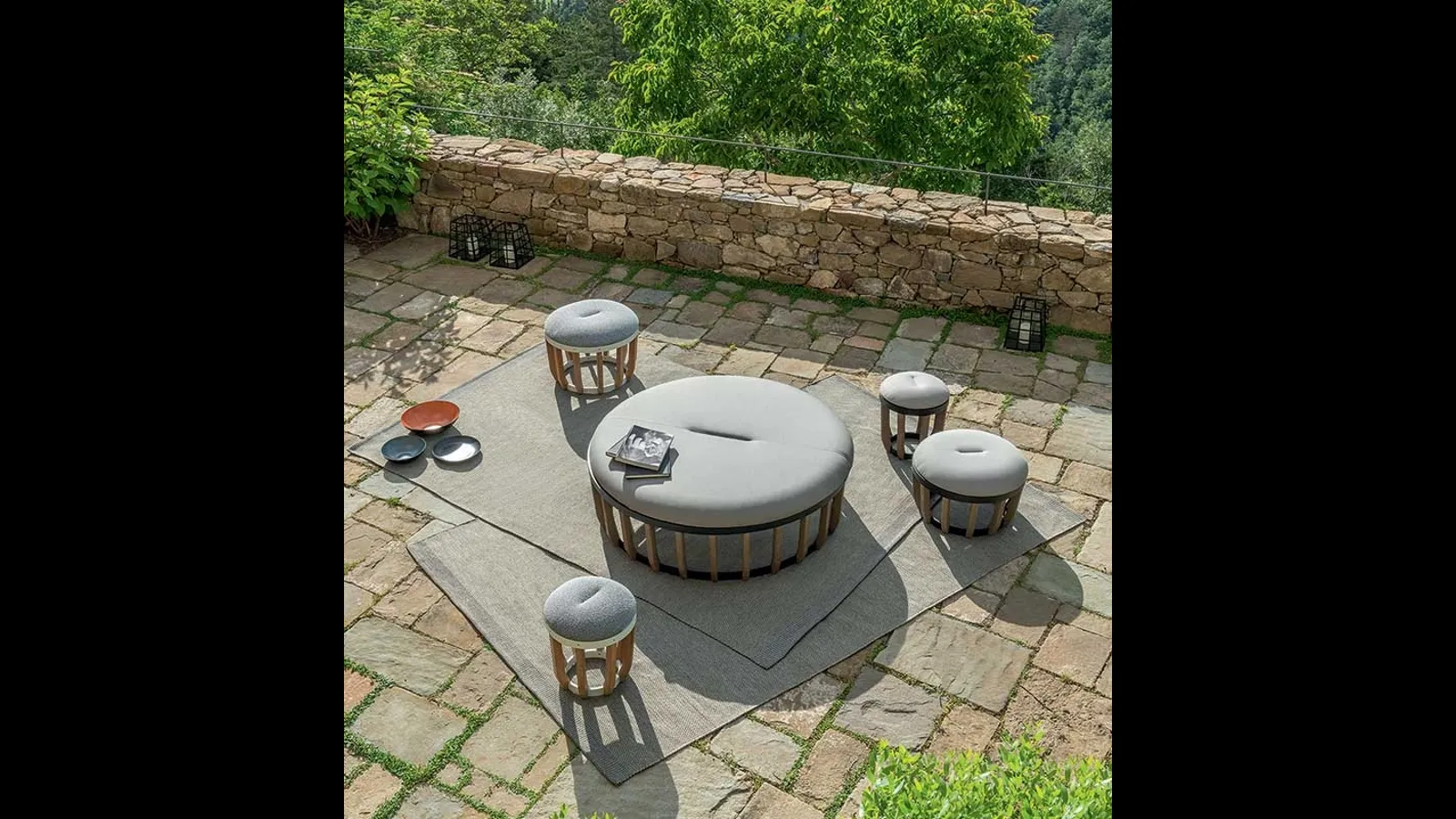 Pouf Swing in tessuto con base in alluminio di Ethimo