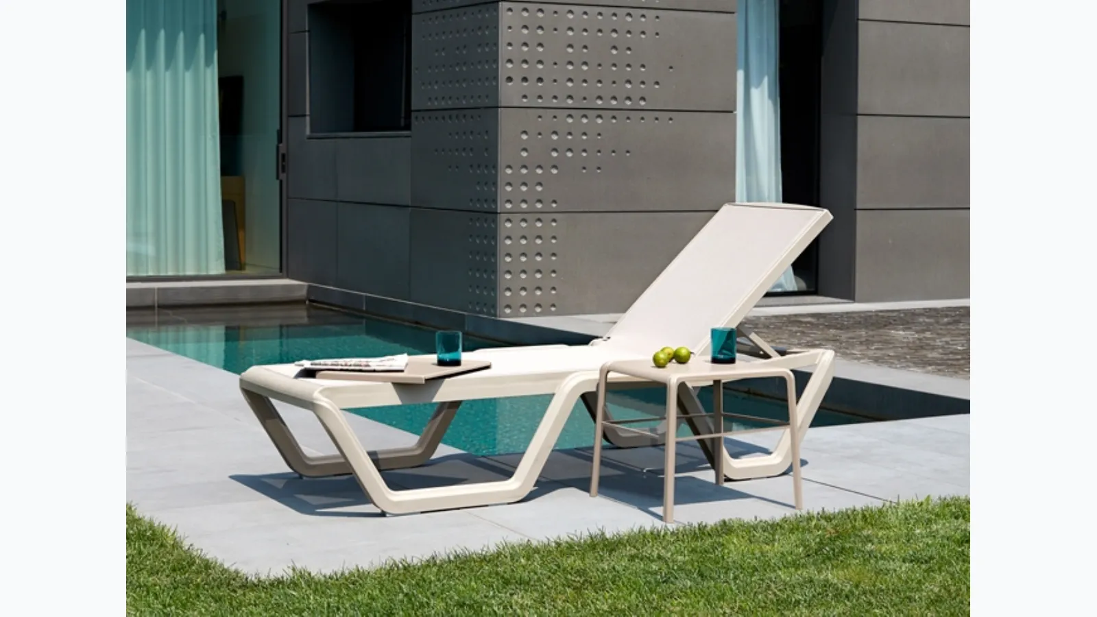 Tavolino da giardino dalle forme arrotondate Side Table Vela di Scab Design