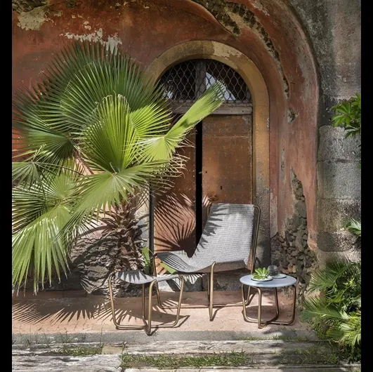 Tavolino Sling Coffee Table con top in cemento di Ethimo