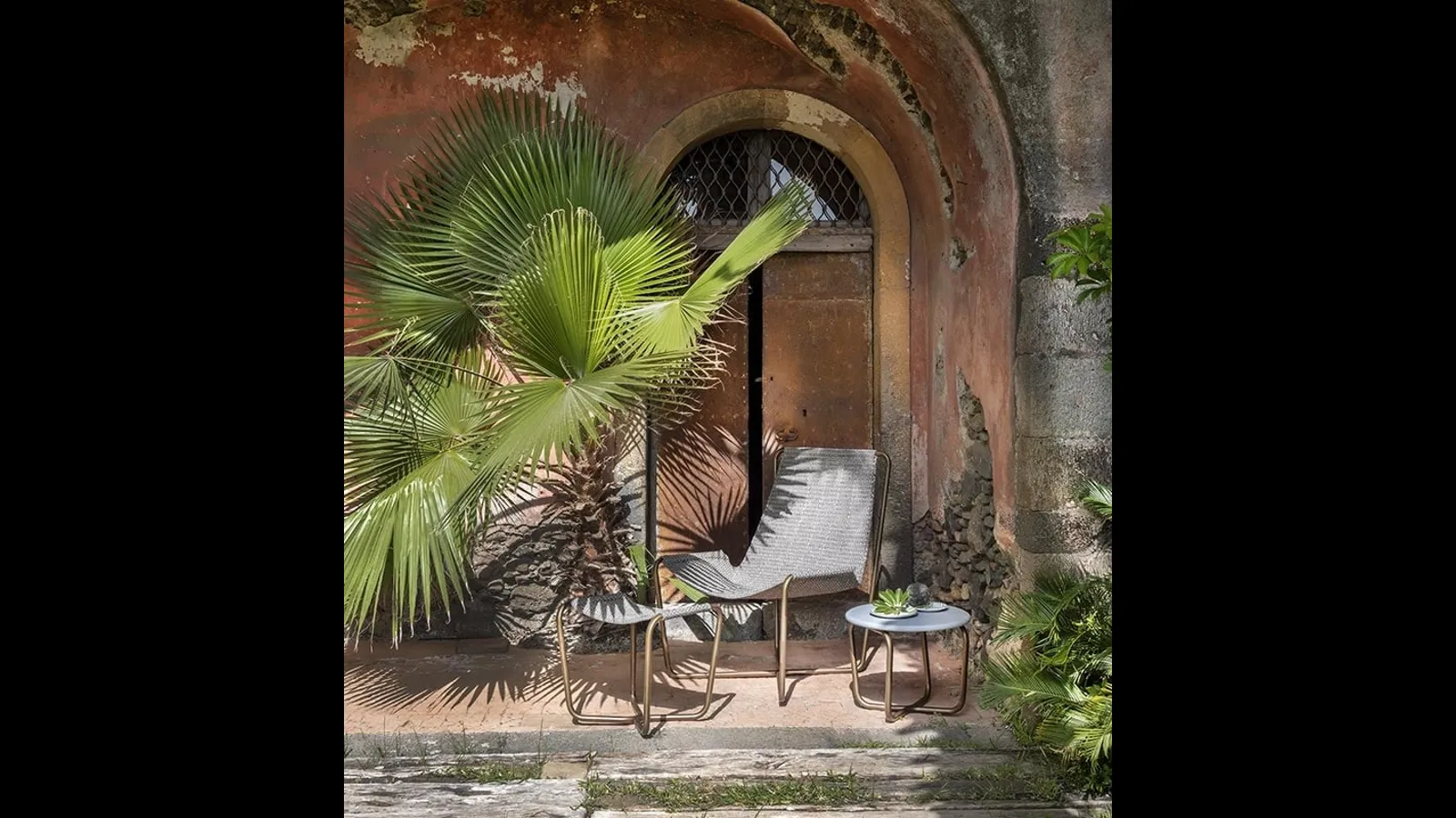 Tavolino Sling Coffee Table con top in cemento di Ethimo