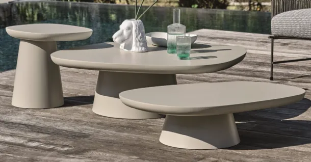 Tavolini Stone con base in metallo verniciato e top in MDF verniciato con finitura outdoor di Ditre Italia