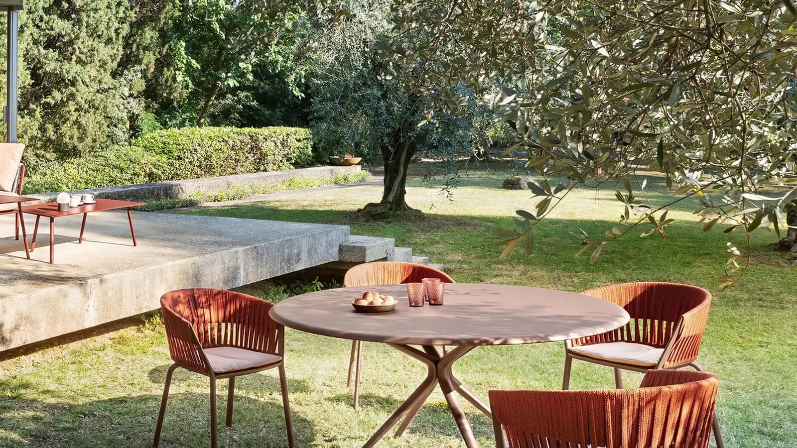 Tavolo rotondo Moai in alluminio verniciato di Fast