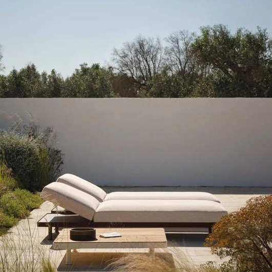 Lettino Prendisole in tessuto imbottito e Tavolino in legno Unduetre di Fast