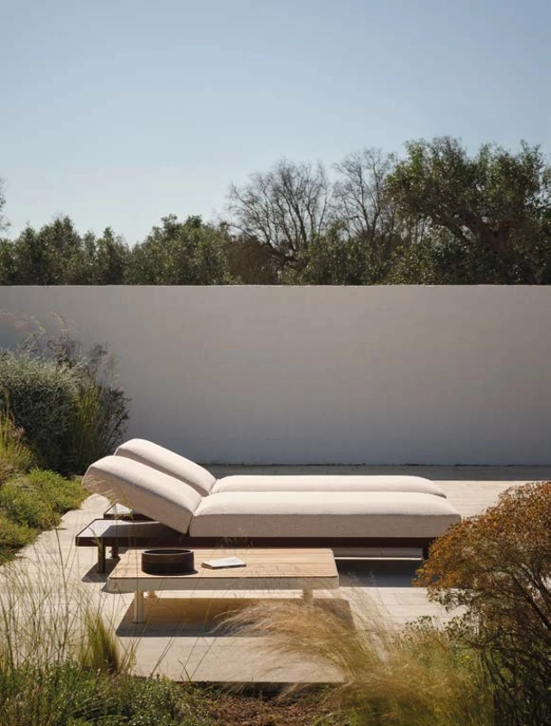 Lettino Prendisole in tessuto imbottito e Tavolino in legno Unduetre di Fast