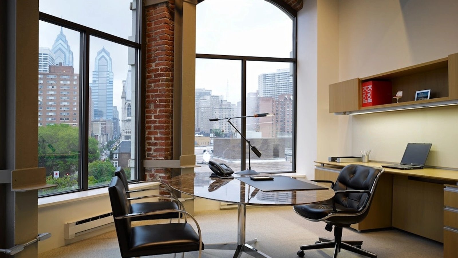Scrivania Direzionale Florence Knoll Executive Desk Ovale di Knoll