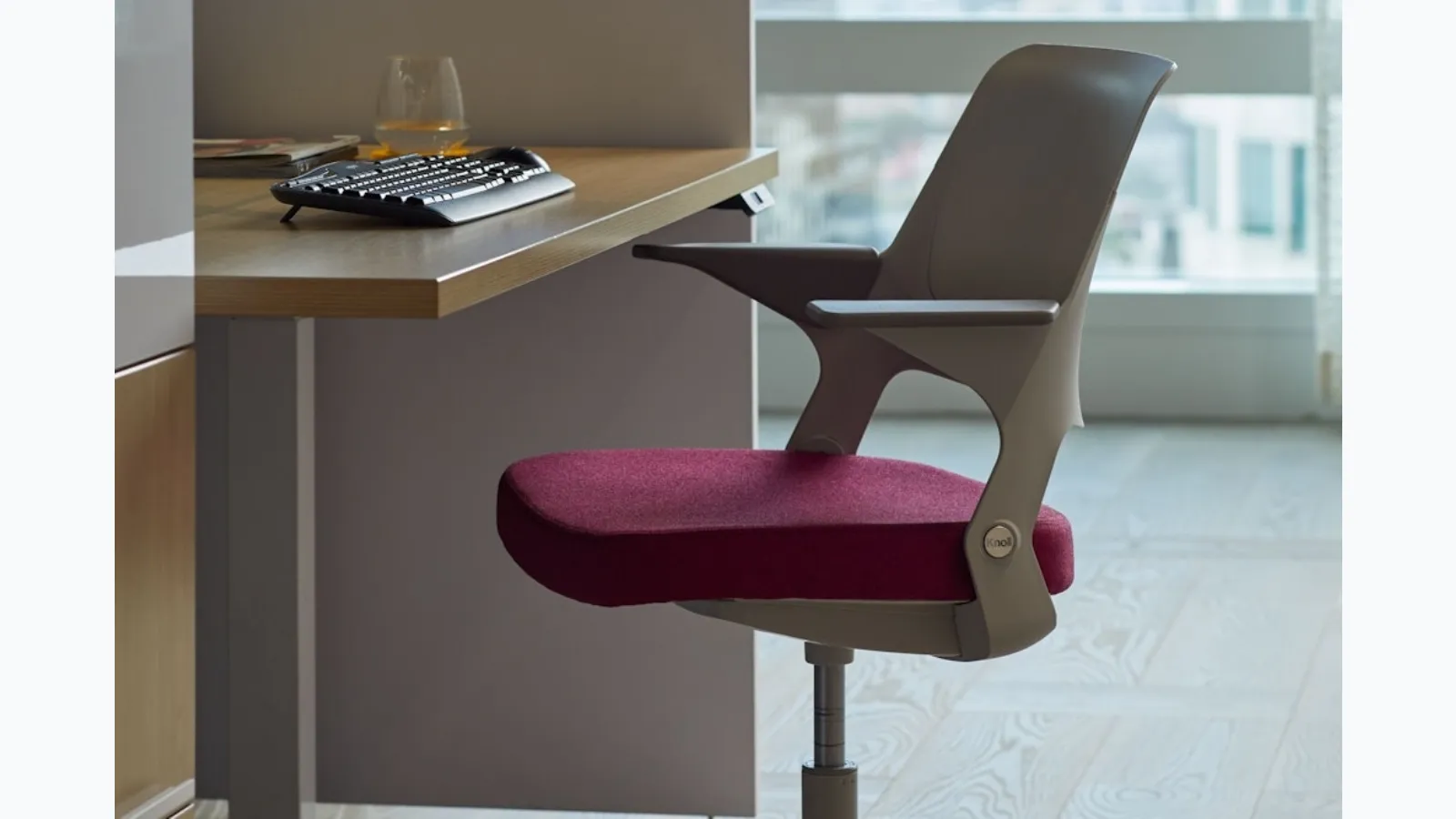 Seduta Operativa Ollo with Shell Back di Knoll