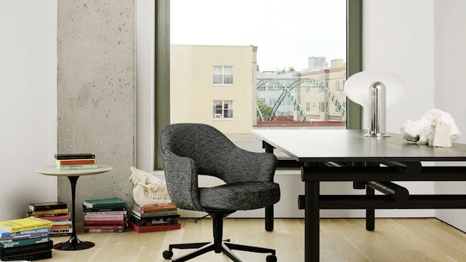 Seduta Operativa Saarinen Executive Swivel Side Chair di Knoll