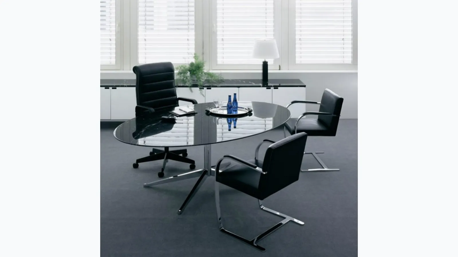 Scrivania Direzionale Florence Knoll Table Desk in vetro di Knoll