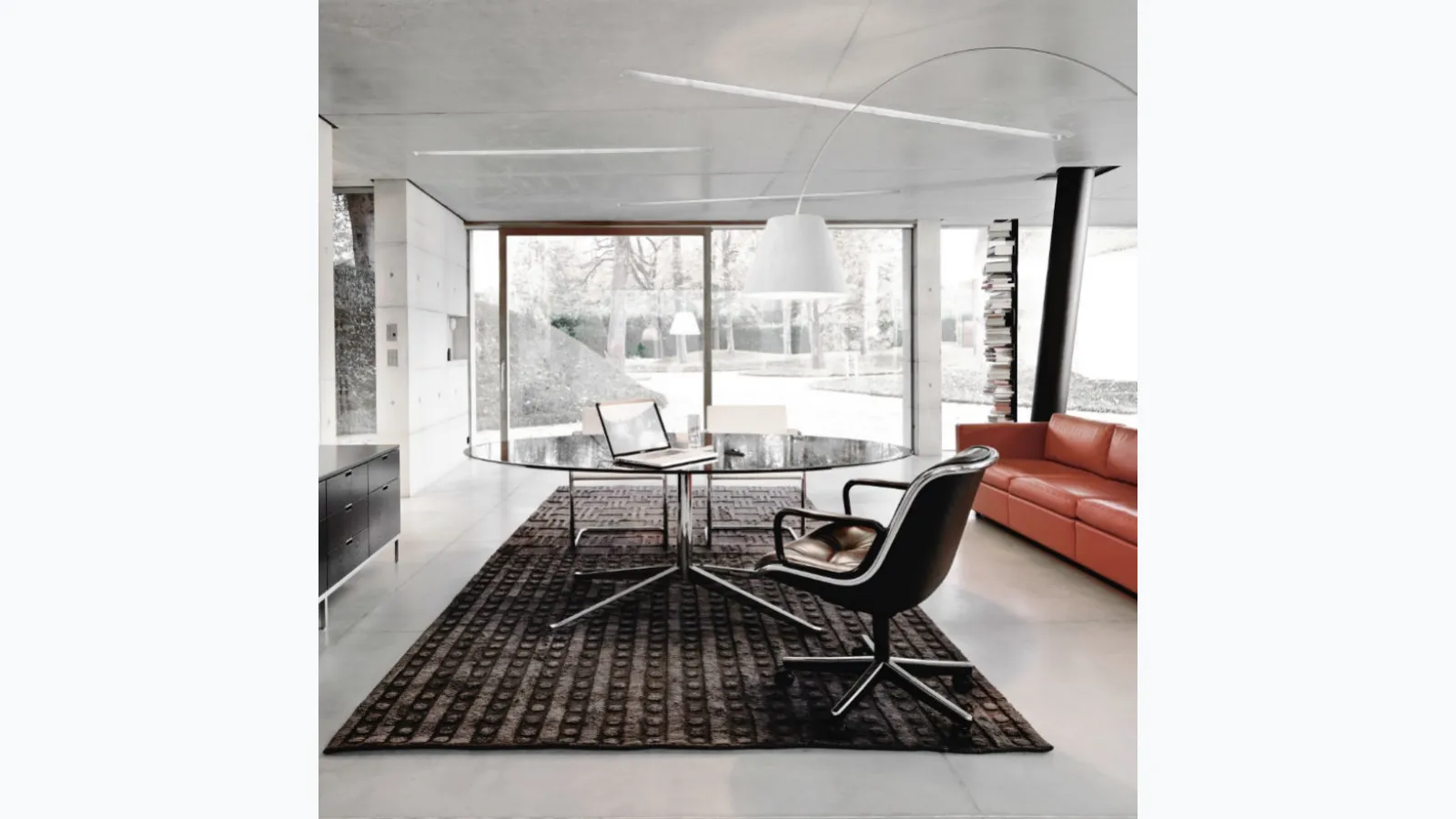 Scrivania Direzionale Florence Knoll Table Desk in vetro di Knoll