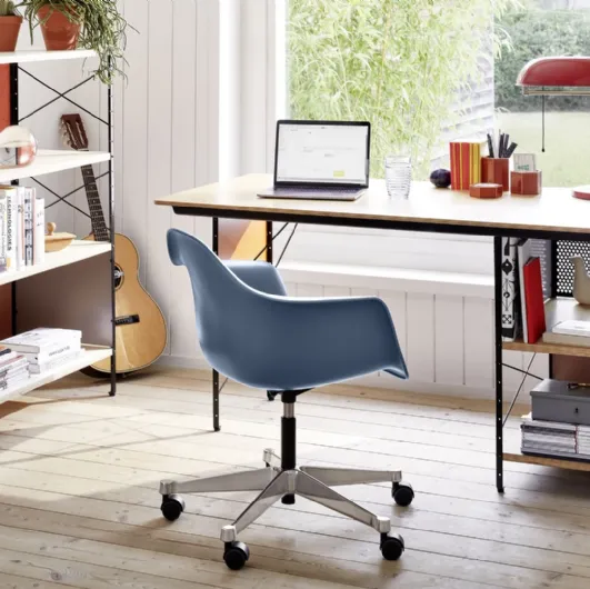 Sedia Operativa in polipropilene con base a cinque razze in alluminio Eames Plastic Armchair PACC di Vitra