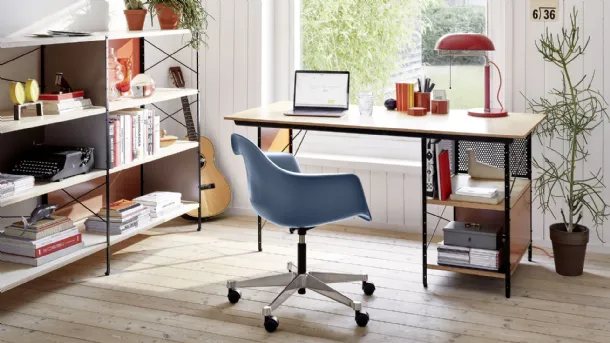 Sedia Operativa in polipropilene con base a cinque razze in alluminio Eames Plastic Armchair PACC di Vitra